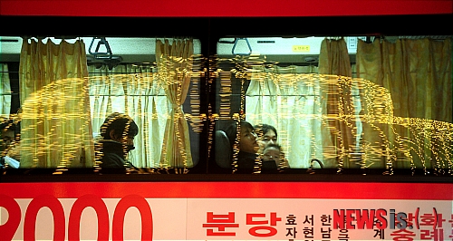 아름다운 겨울 조명 장식 보는 시민들