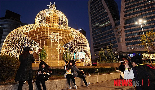 겨울 조명장식 구경하는 시민들
