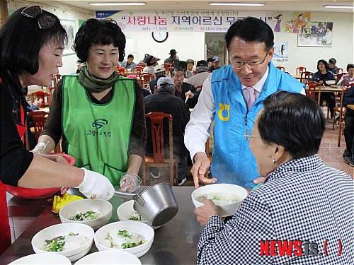 무료급식 배식 돕는 김일헌 농협충북지역본부장