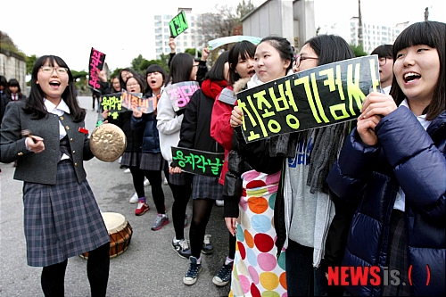 [수능 이모저모]학교간 응원전 뜨거워…자리싸움도 치열
