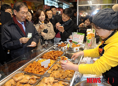 닭강정 구매하는 박원순 서울시장