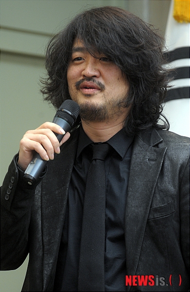 인사말하는 김어준 딴지일보 총수