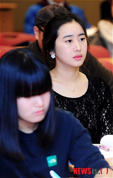 연예 매니지먼트 관계자 설명 경청하는 참석자들