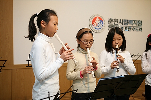 복지시설을 찾은 어린 천사들