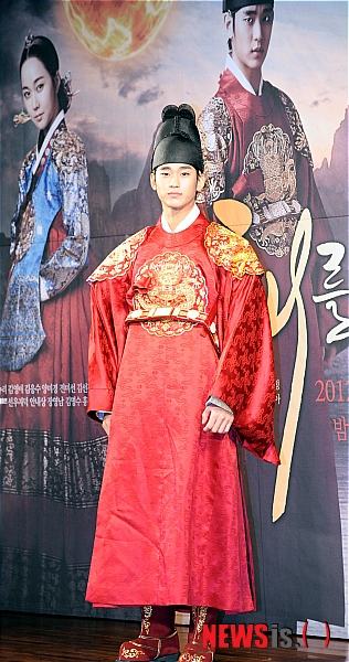 달을 그리는 해 김수현