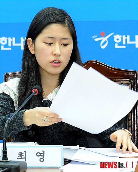 회의자료 살피는 최 영 학생