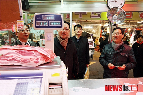 시장 물가 점검하는 이삼걸 차관