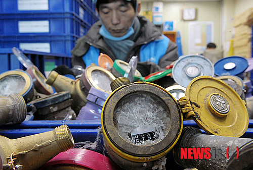 동파계량기 정리하는 수도사업소 직원들