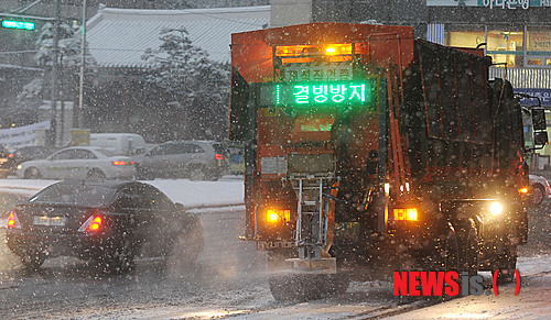 제설작업하는 차량
