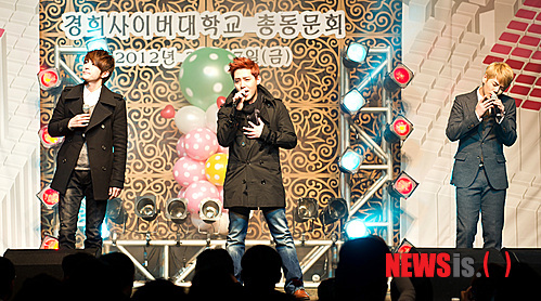 열창하는 그룹 엠투엠