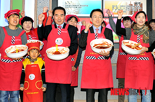 순창고추장 제조체험하는 김완주 전북지사