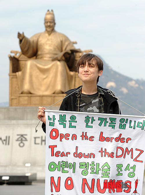 청소년 환경평화운동가 조나단 리 1인 시위