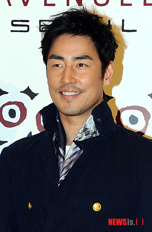 미소 짓는 배우 김성수