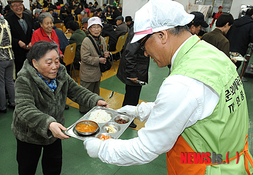 최광식 장관, 어르신 배식 봉사