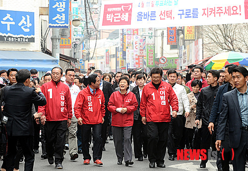구로 개봉중앙시장 찾은 박근혜 위원장
