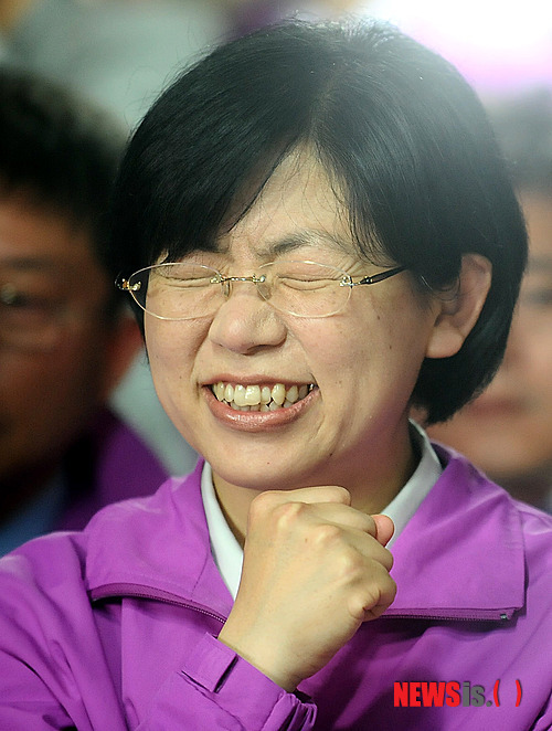 출구조사 방송보던 이정희 대표, 짜릿한 기쁨?