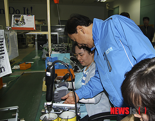 현장 근로자와 이야기 나누는 이재오 의원