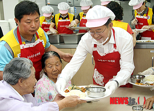 밥퍼 주는 이종배 충주시장