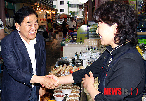 창원 가음시장서 민생탐방 나선 이재오 의원