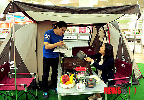캠핑 장비 설명 듣는 참가자