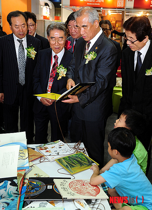 서울국제도서전 찾은 최광식 문화체육부장관