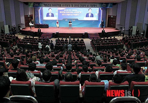건설인 격려하는 이명박 대통령