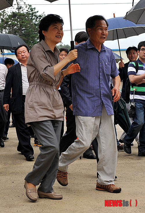 화탑마을 찾은 박근혜