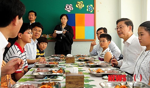 식사하는 김황식 총리