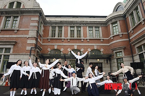 광복절 앞두고 서울역에 나타난 이화학당 학생들