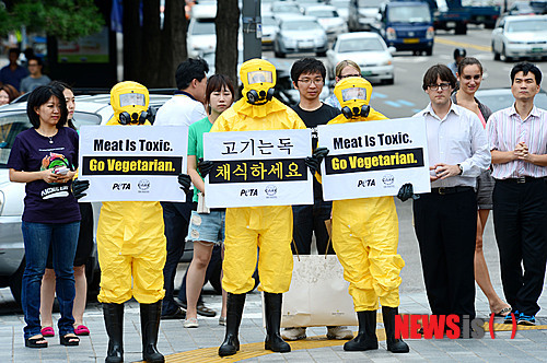 동물사랑실천협회 PETA 돌발 퍼포먼스