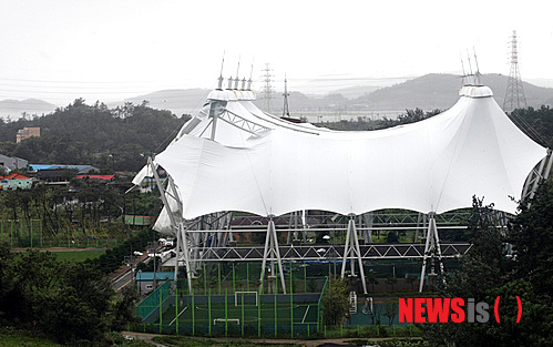 찢겨진 목포국제축구센터 지붕