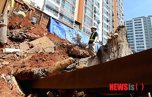 현장조사 하는 안전진단업체 관계자들