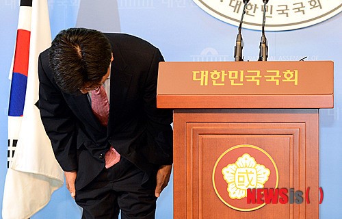 고개 숙여 인사하는 민병렬 통합진보당 대표 직무대행