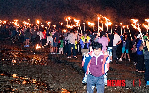 횃불 들고 신비의 바닷길 축제에 느껴 보세요