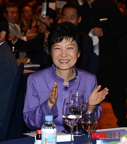 박수치는 박근혜 후보