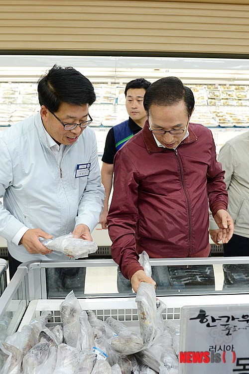 성남유통센터 둘러보는 이명박 대통령