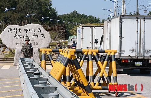 개성공단으로 향하는 화물트럭