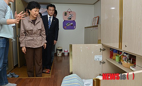 서울시립고덕양로원 방문한 박근혜 후보