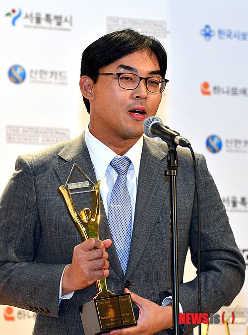 수상 소감 말하는 단우영 한국제지주식회사 전무