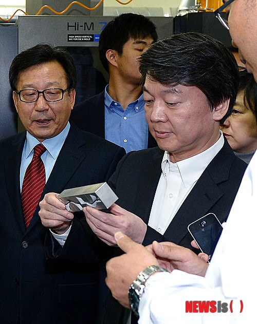 의료기기 제품 살펴보는 안철수 후보