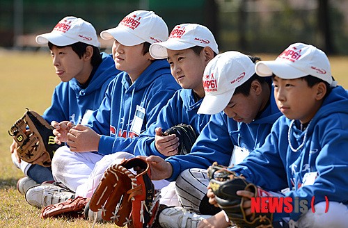 훈련 지켜보는 유소년들