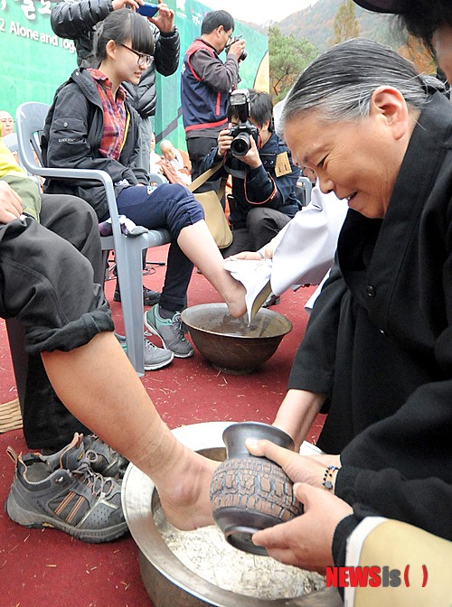 족욕하는 전주 세계순례대회 완주자들