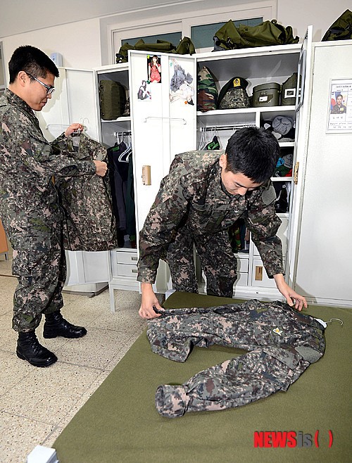 신형관물대에 물품 정리하는 장병들