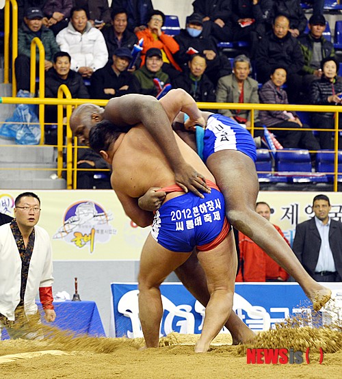 2m33 거구 넘기는 몽골 대표