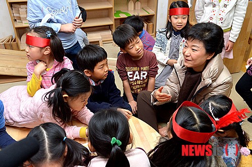 직장 어린이집 방문한 박근혜 대선후보