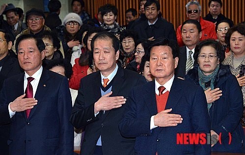 국민의례하는 한화갑 전 새천년 민주당 대표