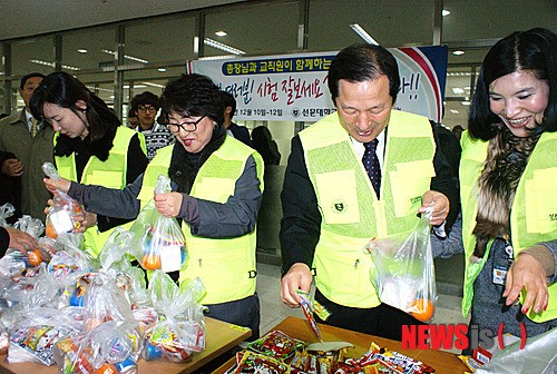 학생 간식 챙기는 선문대 황선조 총장과 교직원들