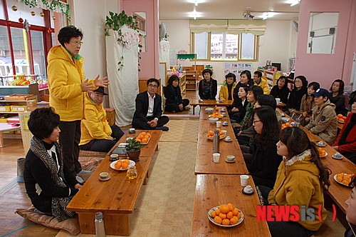 제주 어린이집 관계자와 얘기하는 한명숙 전 총리