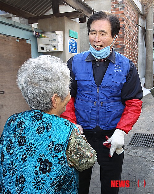 어르신과 대화나누는 고흥길 특임장관