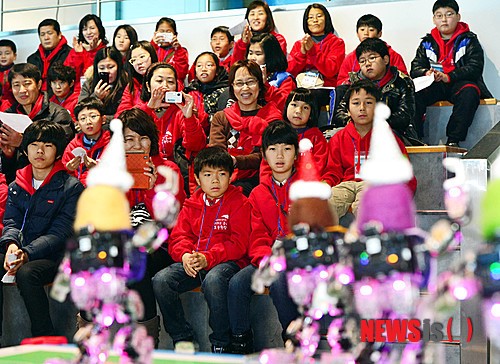 로봇 공연 관람하는 꿈나무 로봇 과학자